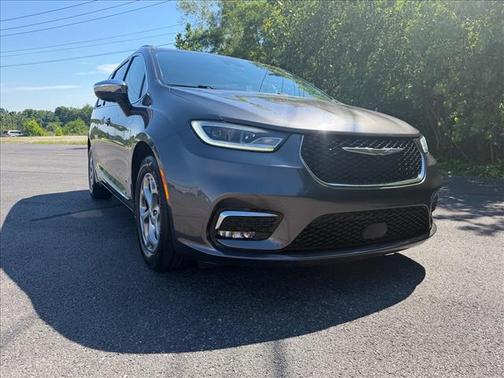 Granite Crystal Clearcoat Metallic 2023 Chrysler Pacifica Limited