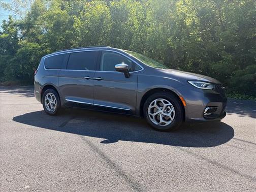 Granite Crystal Clearcoat Metallic 2023 Chrysler Pacifica Limited