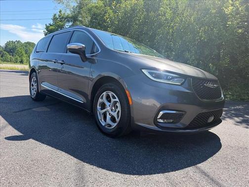 Granite Crystal Clearcoat Metallic 2023 Chrysler Pacifica Limited