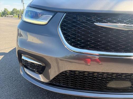 Granite Crystal Clearcoat Metallic 2023 Chrysler Pacifica Limited