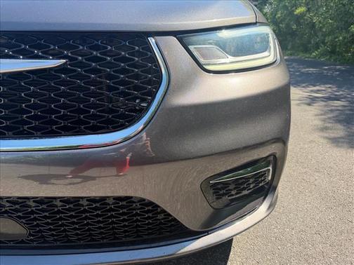 Granite Crystal Clearcoat Metallic 2023 Chrysler Pacifica Limited