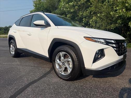 Shimmering Silver Metallic 2024 Hyundai TUCSON SE