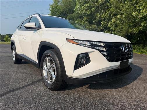 Shimmering Silver Metallic 2024 Hyundai TUCSON SE
