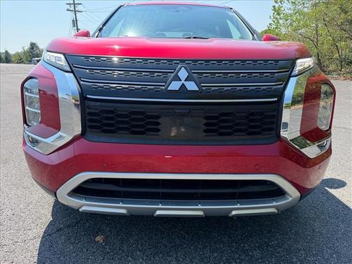 Red Diamond 2023 Mitsubishi Outlander SE