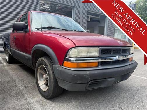 Victory Red 2000 Chevrolet S-10 BASE