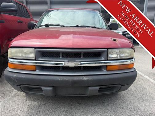 Victory Red 2000 Chevrolet S-10 BASE