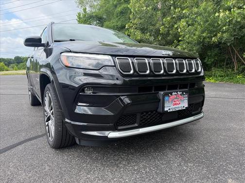 Diamond Black Crystal Pearlcoat 2022 Jeep Compass Limited