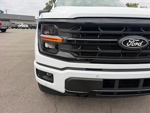 Oxford White Clearcoat 2025 Ford F-150 XLT