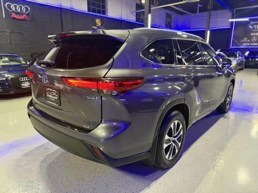 Magnetic Gray Metallic 2022 Toyota Highlander Hybrid XLE