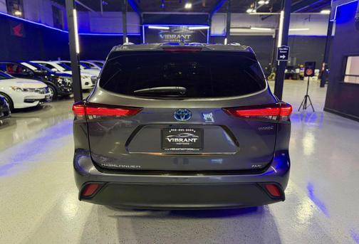 Magnetic Gray Metallic 2022 Toyota Highlander Hybrid XLE