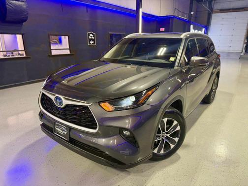 Magnetic Gray Metallic 2022 Toyota Highlander Hybrid XLE