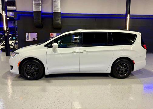 Bright White Clearcoat 2018 Chrysler Pacifica Touring-L