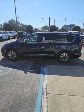2022 Chrysler Pacifica Hybrid Touring L