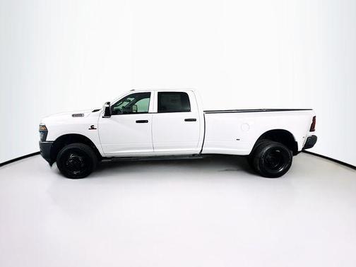 Bright White Clearcoat 2026 RAM 3500 Tradesman Crew Cab 4x4 8' Box