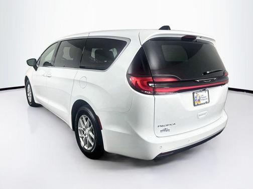 Bright White Clearcoat 2027 Chrysler Pacifica L