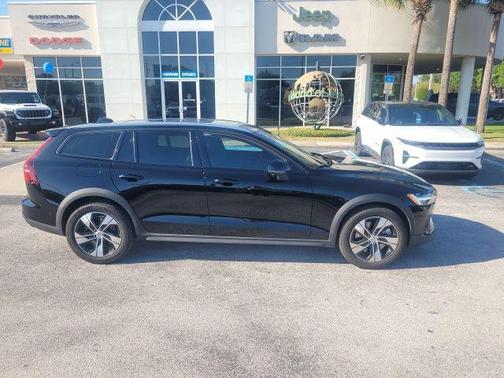 2023 Volvo V60 Cross Country B5 Plus