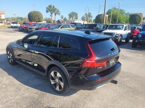 2023 Volvo V60 Cross Country B5 Plus