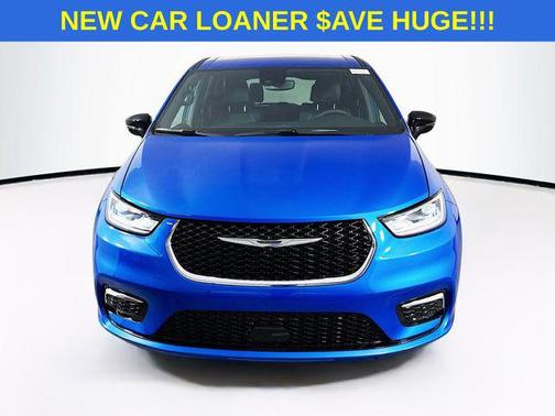 Hydro Blue Pearlcoat 2026 Chrysler Pacifica L