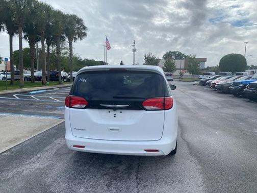 2023 Chrysler Voyager LX