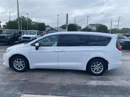 2023 Chrysler Voyager LX