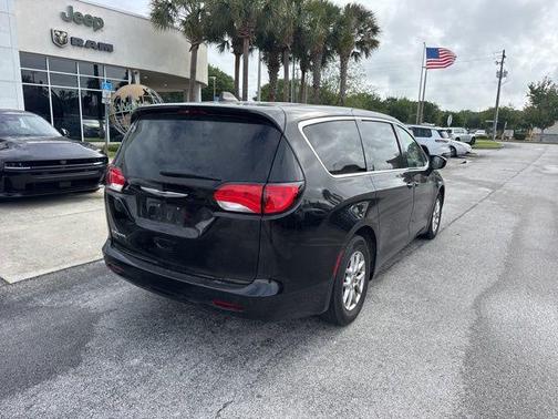 2024 Chrysler Voyager LX