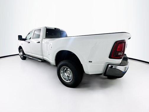 Bright White Clearcoat 2026 RAM 3500 Tradesman Crew Cab 4x4 8' Box