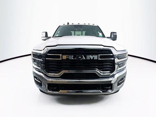 Bright White Clearcoat 2026 RAM 3500 Tradesman Crew Cab 4x4 8' Box