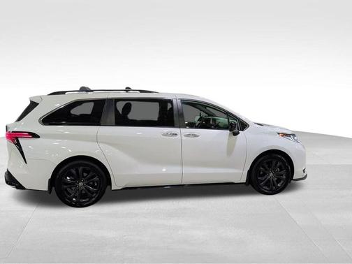 2022 Toyota Sienna XSE 7 Passenger
