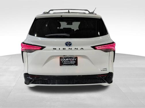 2022 Toyota Sienna XSE 7 Passenger