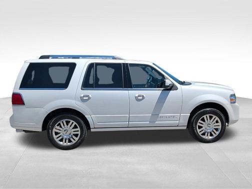 White Platinum Tri-Coat Metallic 2011 Lincoln Navigator Base