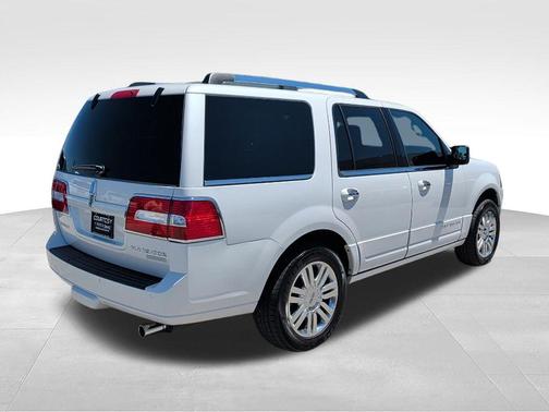 White Platinum Tri-Coat Metallic 2011 Lincoln Navigator Base