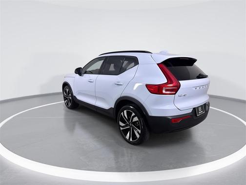 2024 Volvo XC40 B5 Plus Dark Theme