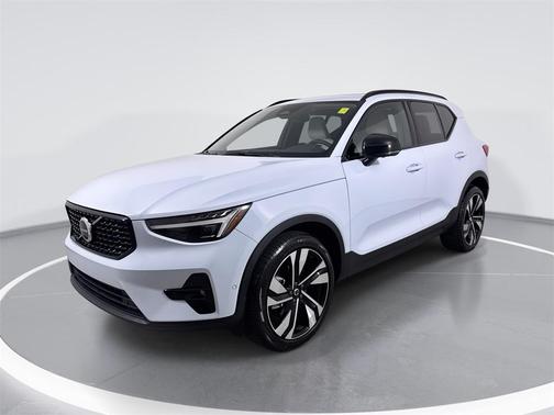 2024 Volvo XC40 B5 Plus Dark Theme