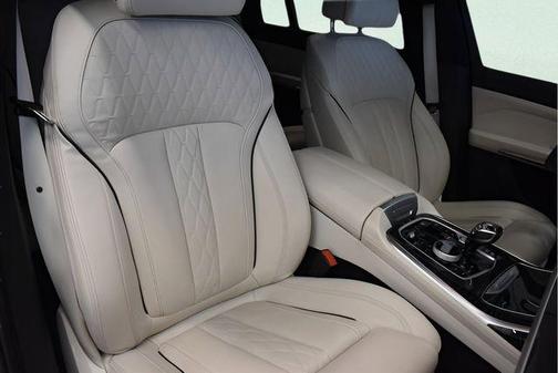 Carbon Black Metallic 2022 BMW X7 xDrive40i