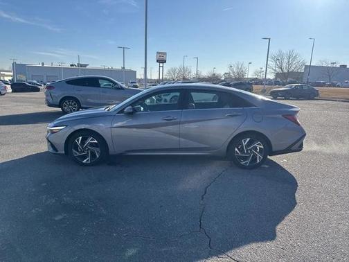 2025 Hyundai ELANTRA SEL