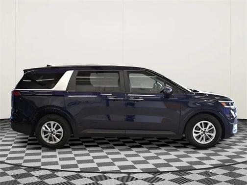 2023 Kia Carnival LX