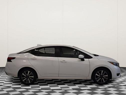 Aspen White Tricoat 2025 Nissan Versa 1.6 SV