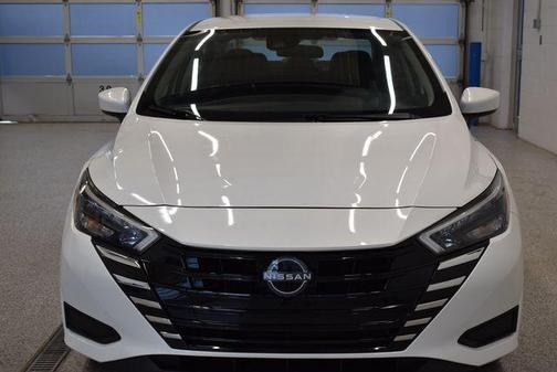 Aspen White Tricoat 2025 Nissan Versa 1.6 SV