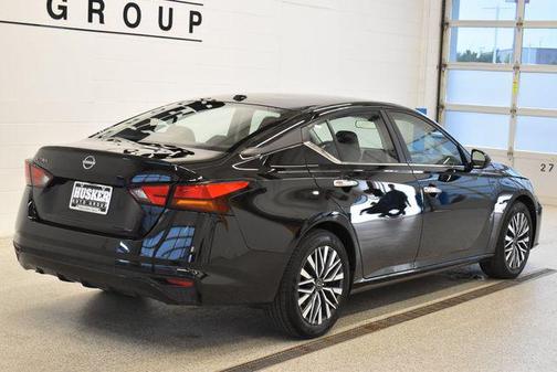 Super Black 2025 Nissan Altima SV FWD