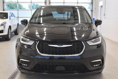 Diamond Black 2024 Chrysler Pacifica Touring L