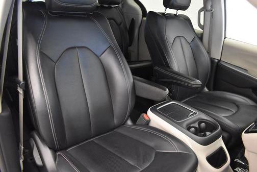 Diamond Black 2024 Chrysler Pacifica Touring L