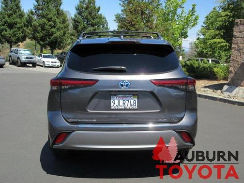 2023 Toyota Highlander Hybrid Platinum
