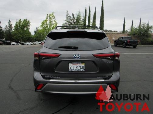 2023 Toyota Highlander Hybrid Platinum