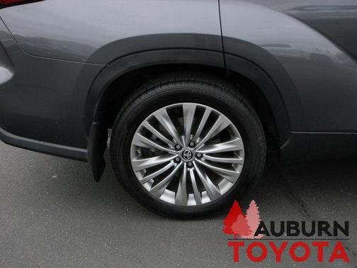 2023 Toyota Highlander Hybrid Platinum