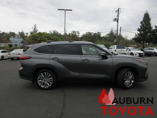 2023 Toyota Highlander Hybrid Platinum
