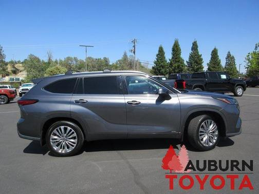 2023 Toyota Highlander Hybrid Platinum