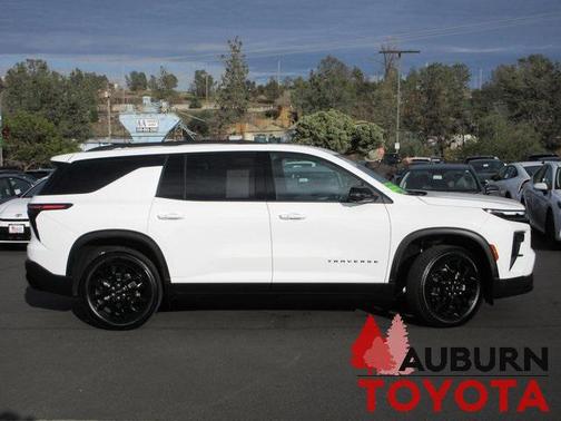 2025 Chevrolet Traverse LT