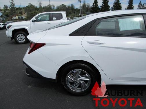 2024 Hyundai ELANTRA SE