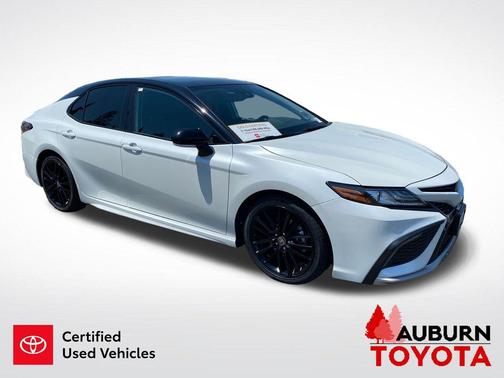 Wind Chill Pearl/Midnight Black Metallic 2024 Toyota Camry Hybrid SE
