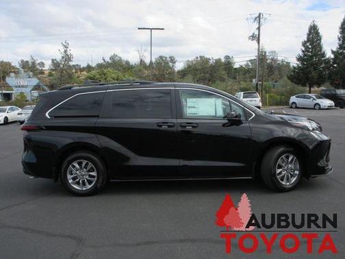 2025 Toyota Sienna LE